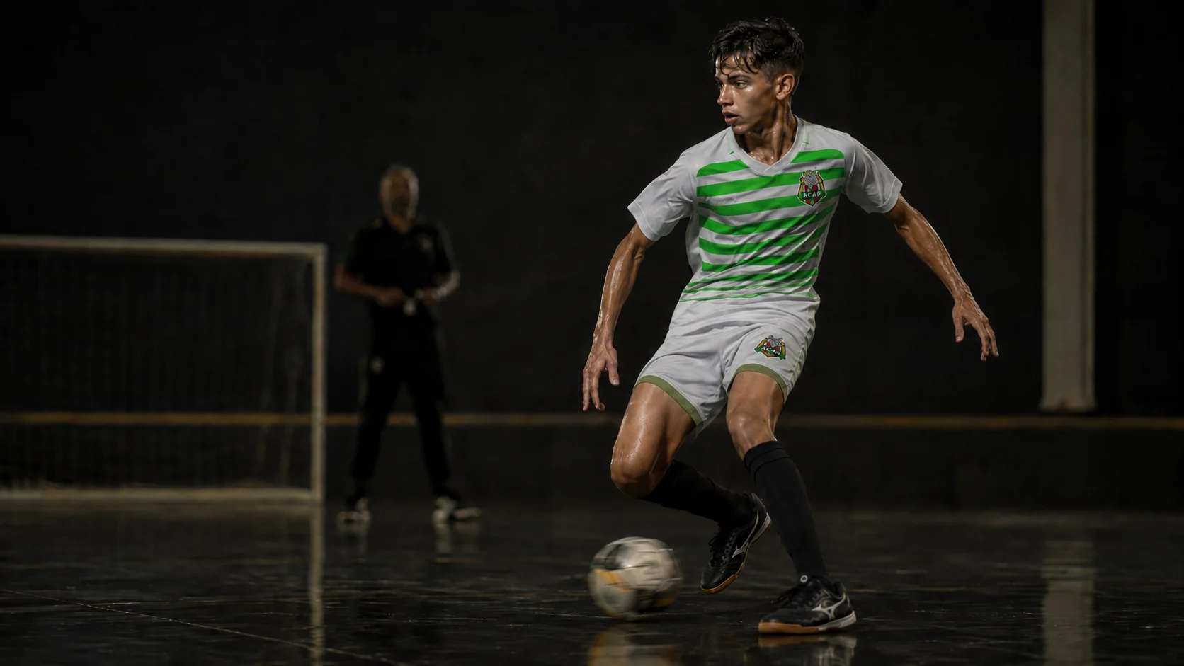 Jovem atleta da ACAP Academy conduzindo a bola durante um treino