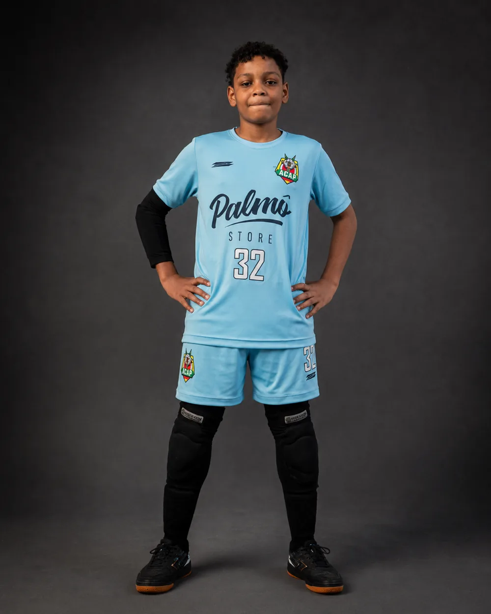 Goleiro da ACAP Futsal vestindo o uniforme azul-claro de goleiro