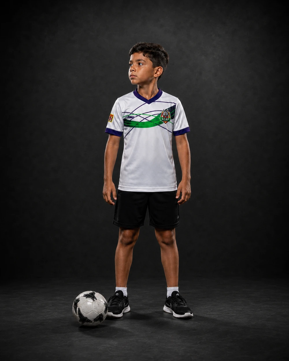 Atleta da ACAP Futsal vestindo o uniforme de passeio